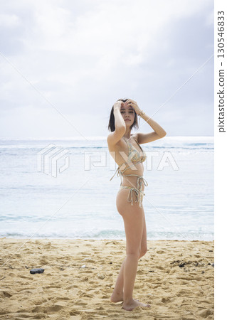 穿著泳衣看海的年輕女子 130546833