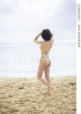 穿著泳衣看海的年輕女子 130546835