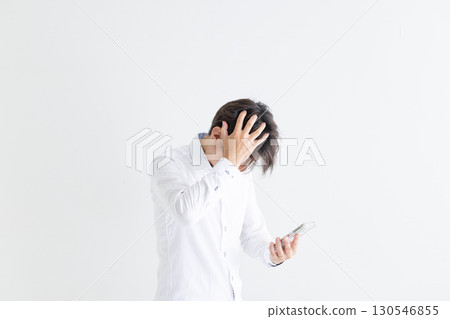 抱著頭的男人 130546855