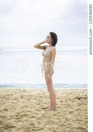 穿著泳衣看海的年輕女子 130546880