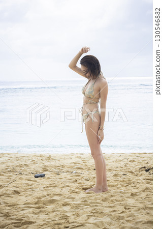 穿著泳衣看海的年輕女子 130546882