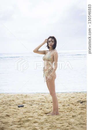 穿著泳衣看海的年輕女子 130546883