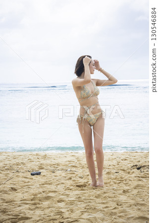 穿著泳衣看海的年輕女子 130546884