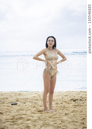 穿著泳衣看海的年輕女子 130546885