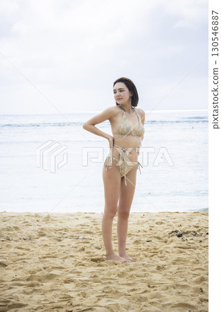 穿著泳衣看海的年輕女子 130546887