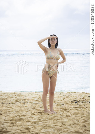 穿著泳衣看海的年輕女子 130546888