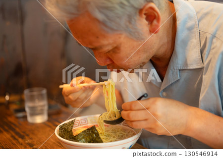 Men who eat ramen 130546914