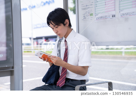 在公車站學習的高中生 130546935