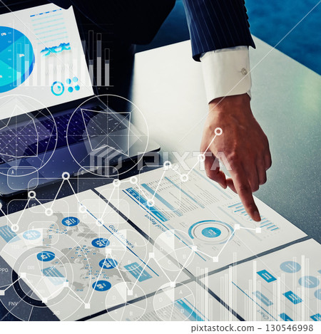 一群商務人士在開會，並查看商業數據，橫幅和廣告的方形視覺效果 130546998