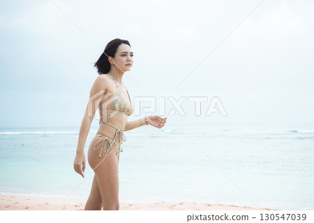 穿著泳衣看海的年輕女子 130547039