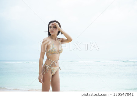 穿著泳衣看海的年輕女子 130547041