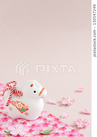 馬年賀年卡素材｜白馬土鈴與縐綢櫻花 130547249