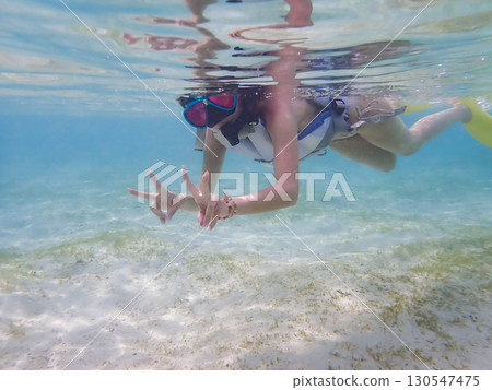 一位穿著泳衣的女子正在享受大海 130547475