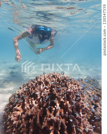 一位穿著泳衣的女子正在享受大海 130547559