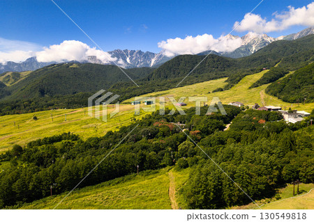 長野縣小谷村夏季的櫂池高原和兩座冰川（唐松澤雪原和吹澤雪原）（無人機空拍） 130549818
