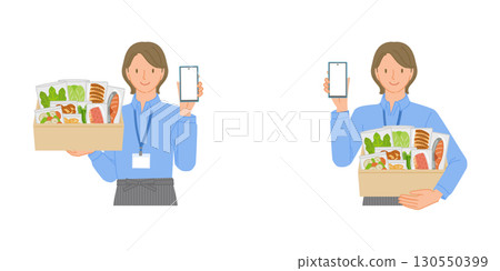 微笑的送貨上門女工作人員手捧餐盒和智慧型手機 130550399