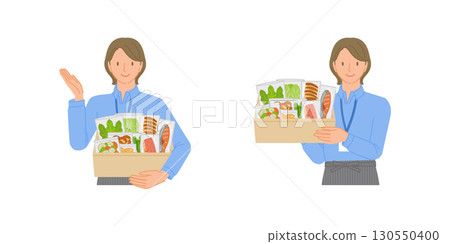 一組微笑的女性外送員拿著一份餐包 130550400