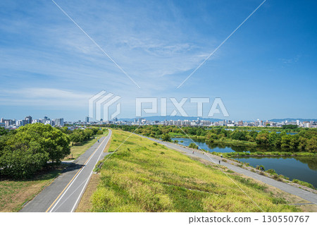 從菅原城北橋望去的淀川左岸和回水 從菅原城北橋望去的淀川左岸和回水 130550767