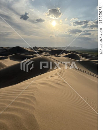蒙古戈壁沙漠的日落 130550784