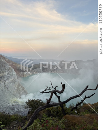 印尼伊真火山湖 130550789