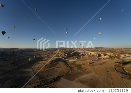 土耳其卡帕多西亞的風景，有奇形怪狀的岩石和許多在天空中飛翔的氣球 130551119