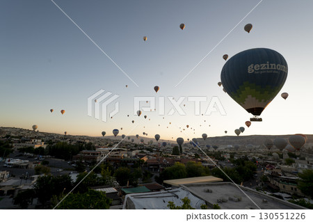 土耳其卡帕多西亞的風景，有奇形怪狀的岩石和許多在天空中飛翔的氣球 130551226