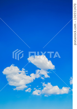 秋天天空和白色雲彩 130551470