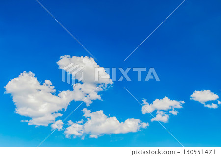 秋天天空和白色雲彩 130551471