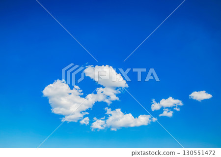 秋天天空和白色雲彩 130551472
