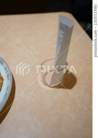 餐廳桌上放著一張收據 130551480