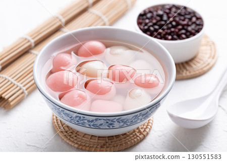 Tangyuan (Chinese sweet dumpling), Glutinous rice ball in syrup 130551583