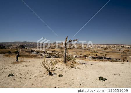 土耳其卡帕多西亞：藍天下的荒野中孤獨的椅子 130551699