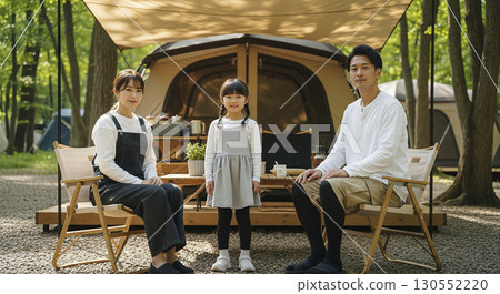 家庭在露營地享受假期 130552220