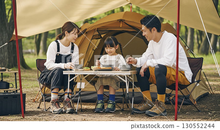 家庭在露營地享受假期 家庭在露營地享受假期 130552244