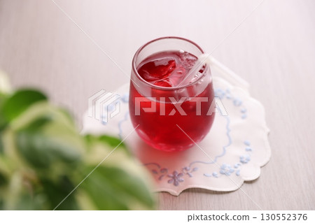 紅色涼茶 130552376