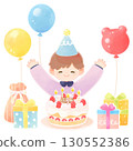 帶有生日蛋糕和禮物的微笑男孩 130552386
