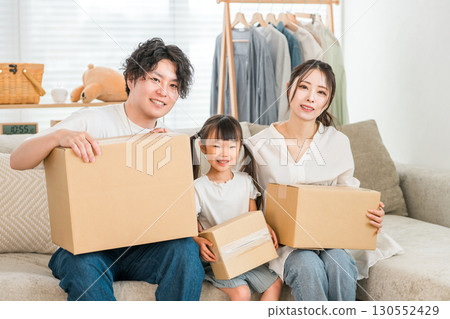 在家搬家工作，打包，打包，轉移，年輕亞洲男女搬家，夫婦，夫婦 130552429