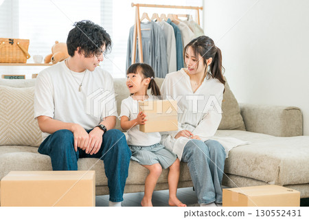 在家搬家工作，打包，打包，轉移，年輕亞洲男女搬家，夫婦，夫婦 130552431