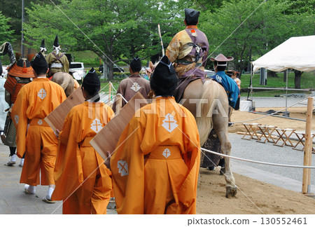 武士們與流鏑馬一起遊行 武士們與流鏑馬一起遊行 130552461