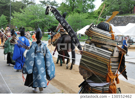武士們與流鏑馬一起遊行 武士們與流鏑馬一起遊行 130552462