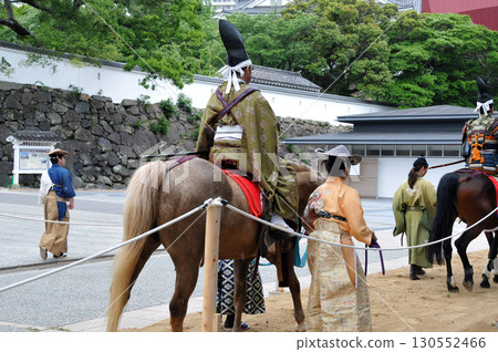 武士們與流鏑馬一起遊行 130552466