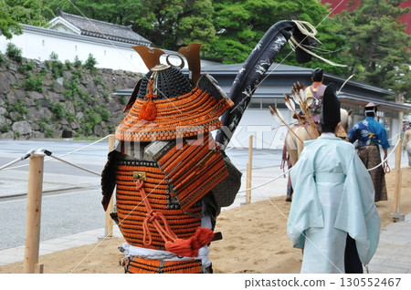 武士們與流鏑馬一起遊行 武士們與流鏑馬一起遊行 130552467