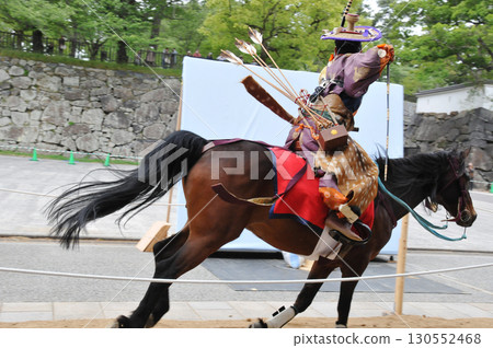 流鏑馬祭時射箭的武士 130552468