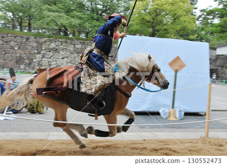流鏑馬祭時射箭的武士 流鏑馬祭時射箭的武士 130552473