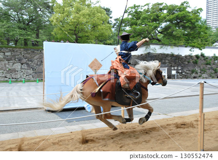 流鏑馬祭時射箭的武士 130552474