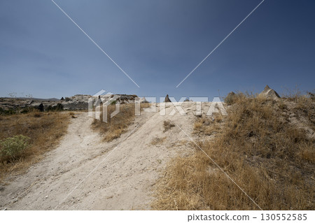 土耳其卡帕多西亞奇怪的岩石山沙漠藍天 土耳其卡帕多西亞奇怪的岩石山沙漠藍天 130552585