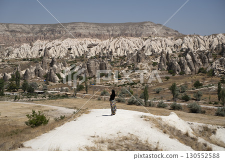 土耳其卡帕多西亞奇怪的岩石山沙漠藍天 土耳其卡帕多西亞奇怪的岩石山沙漠藍天 130552588