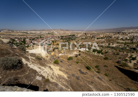 土耳其卡帕多西亞奇怪的岩石山沙漠藍天 130552590