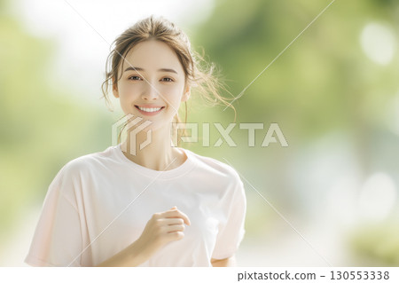 一名 20 多歲的女子在公園慢跑,看著鏡頭 一名 20 多歲的女子在公園慢跑,看著鏡頭 130553338