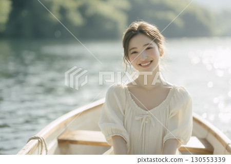 一位 20 多歲女性騎著划艇，看著鏡頭的肖像 130553339